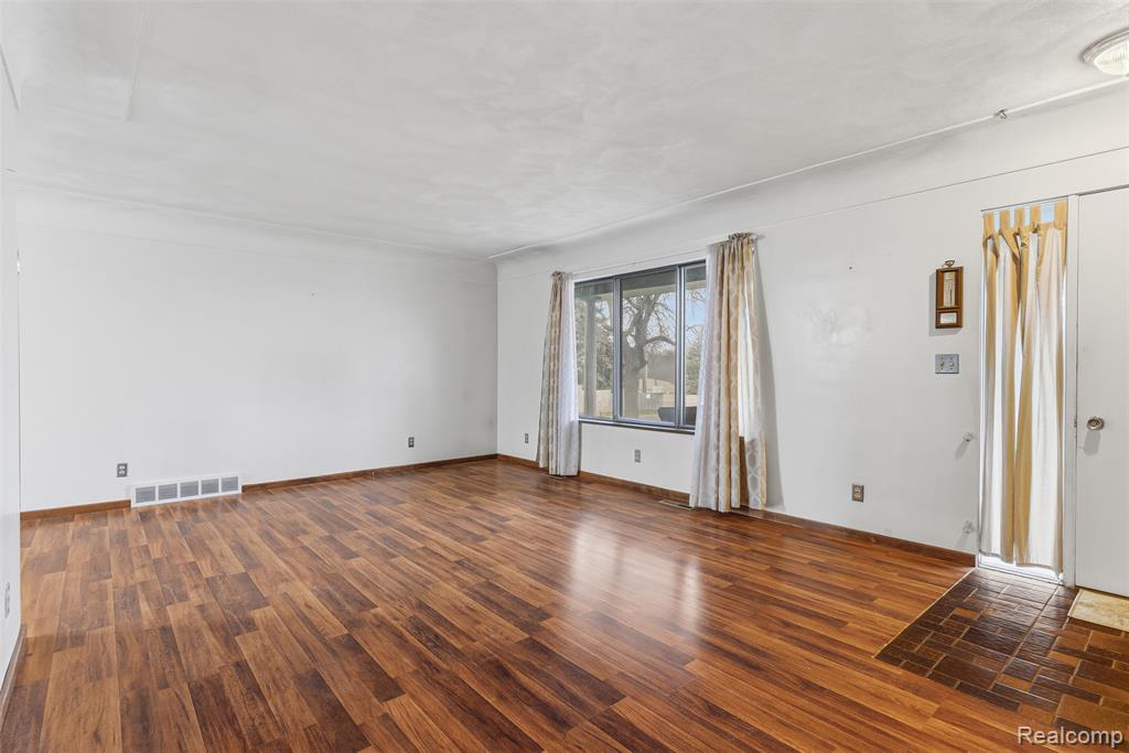 5037 W Court Street, Flint, MI 48532 — Photo 4