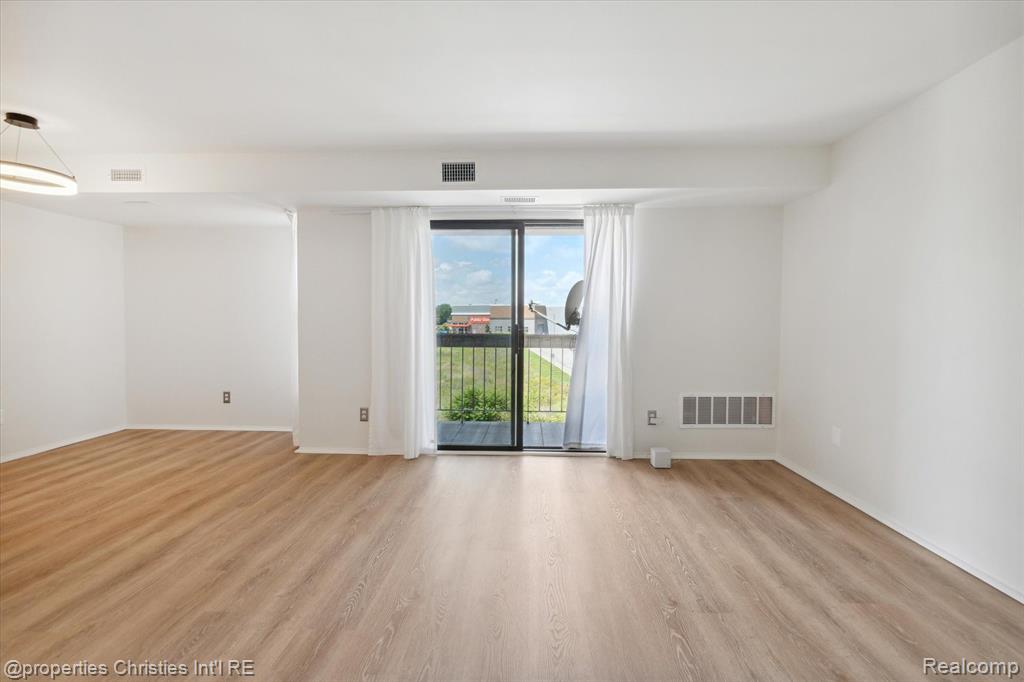 30475 W 14 MILE Road, 95, Farmington Hills, MI 48334 — Photo 8
