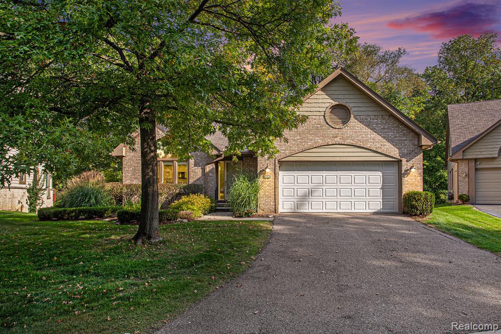 6830 Heron Point, West Bloomfield, MI 48323 — front exterior