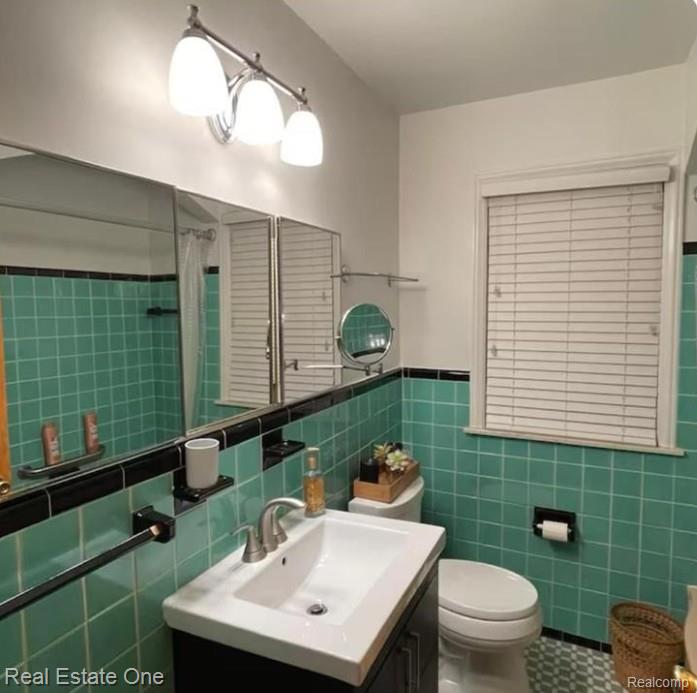 8443 RIVERDALE Street, Dearborn Heights, MI 48127 — Photo 17