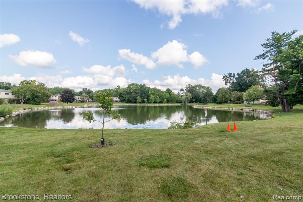 8352 LAKEVIEW Drive, Ypsilanti, MI 48198 — Photo 21