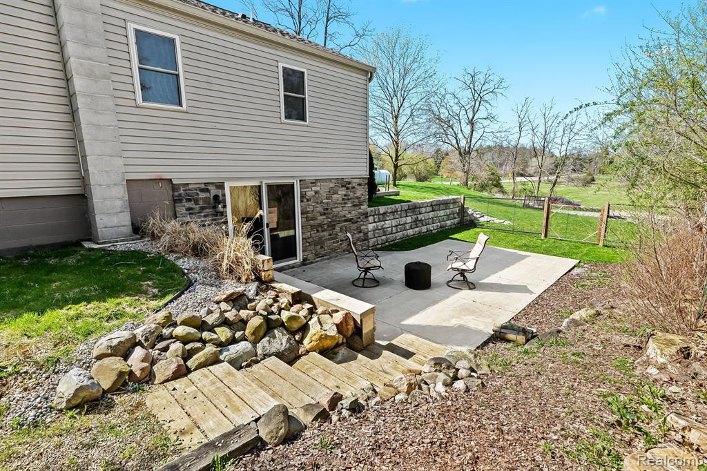 9248 HARTLAND Road, Fenton, MI 48430 — Photo 28