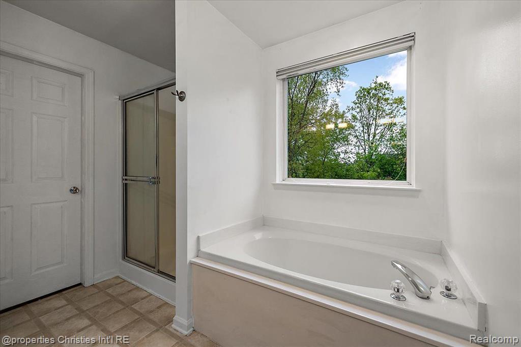 9773 RAVENSHIRE Drive, Ypsilanti, MI 48198 — Photo 40