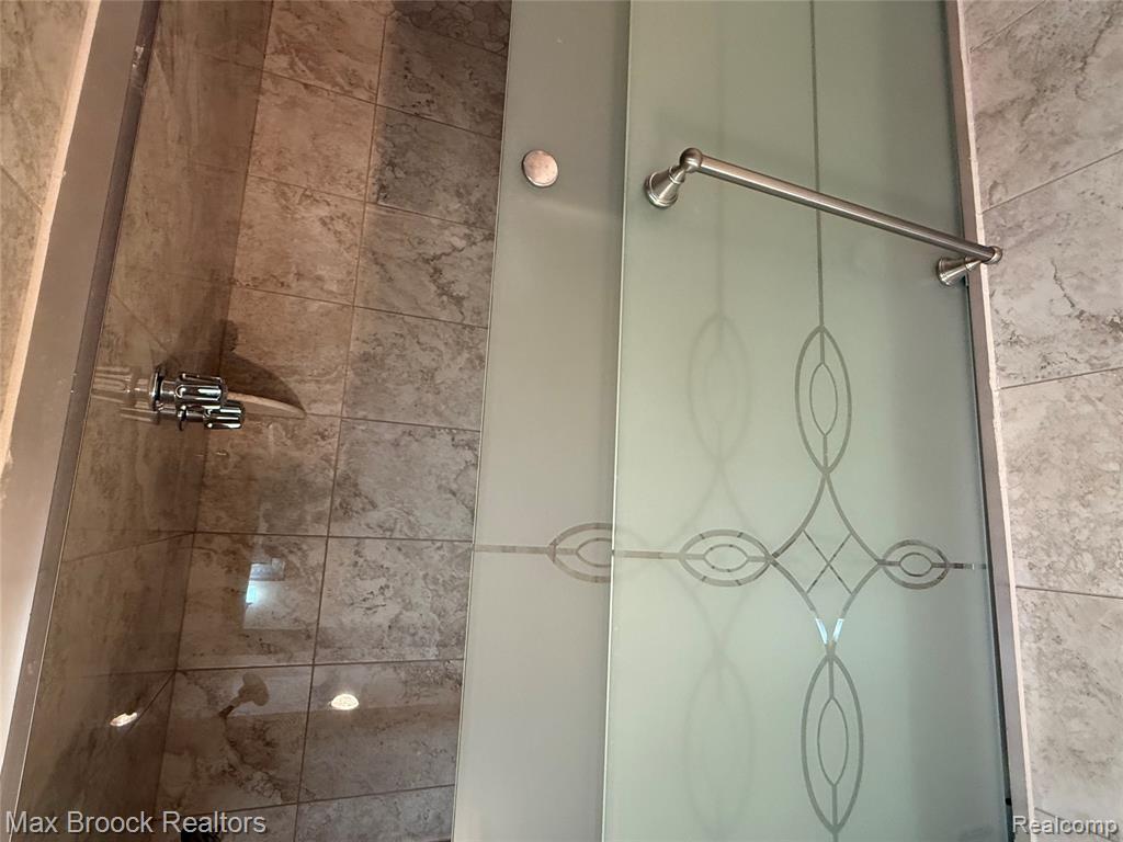 6670 Maple Lakes Drive, West Bloomfield, MI — Photo 18