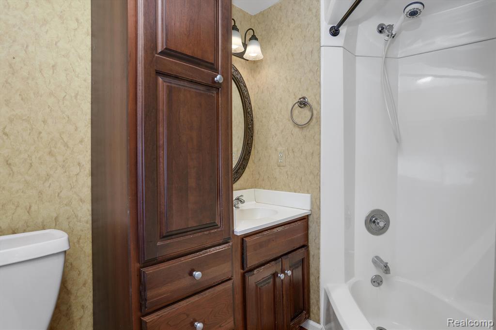 7464 S SHAKER Drive, Waterford, MI 48327 — Photo 21