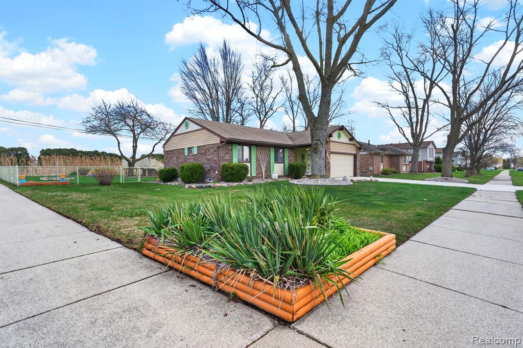 18209 Winwood Avenue, Brownstown, MI 48193 — Photo 24