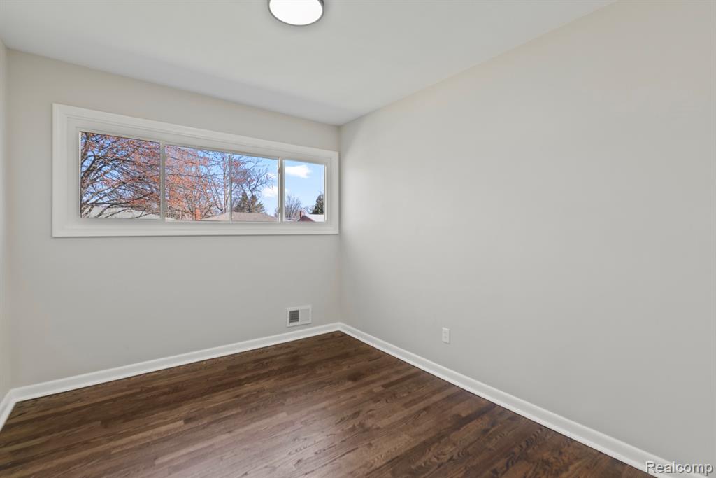 33091 Barton Street, Garden City, MI — Photo 14