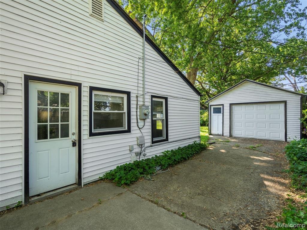 594 E Barrett Avenue, Madison Heights, MI 48071 — Photo 9