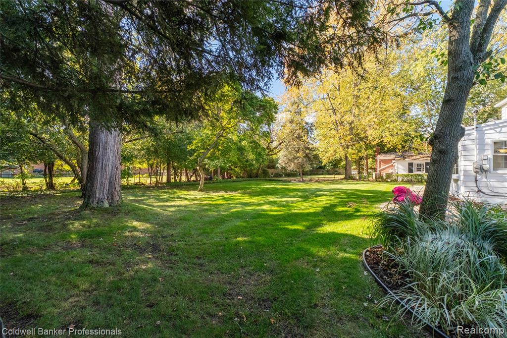 499 Sunningdale Drive, Grosse Pointe Woods, MI 48236 — Photo 48