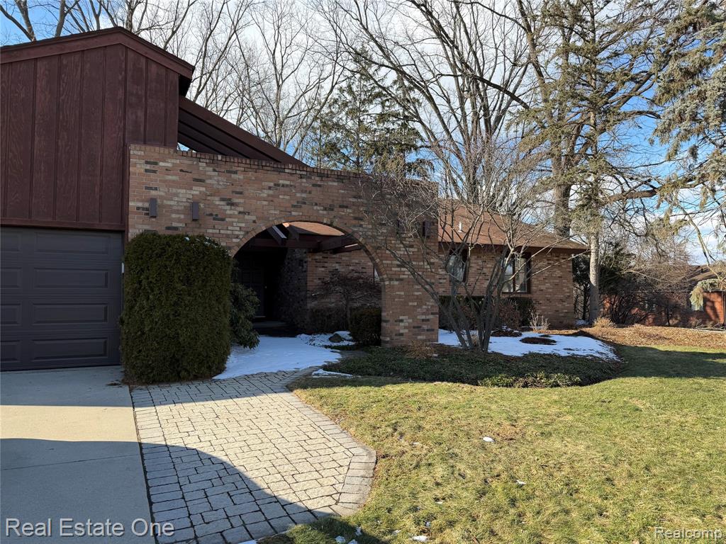 4458 Southmoor Lane, West Bloomfield, MI 48323 — front exterior