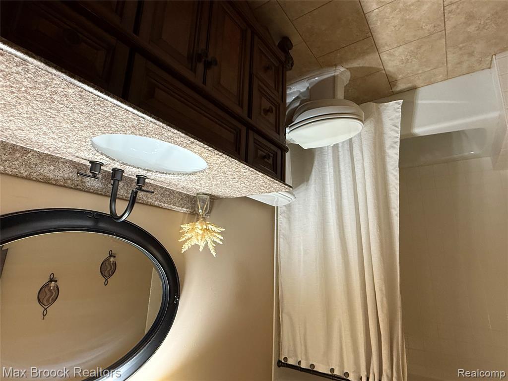 4231 Foxpointe Drive, West Bloomfield, MI 48323 — Photo 13