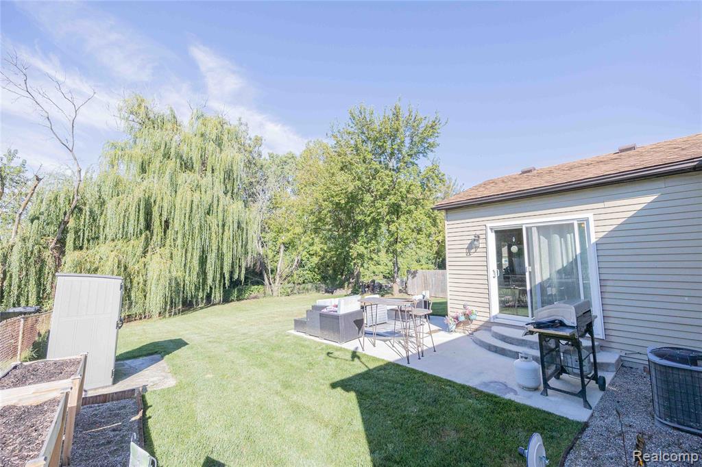 25298 Castlewood Drive, Woodhaven, MI 48183 — Photo 31