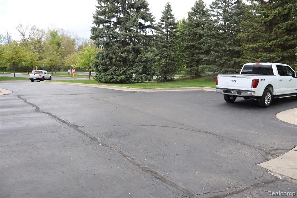 4580 BERKSHIRE Drive, Sterling Heights, MI 48314 — Photo 33