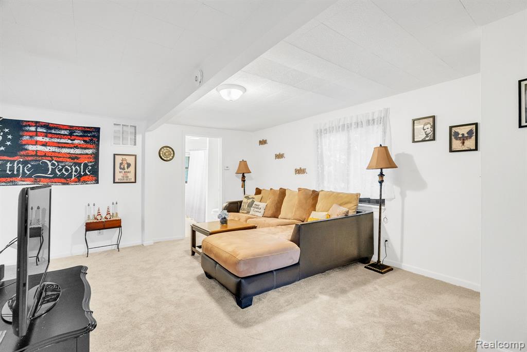 3033 Moss Street, Keego Harbor, MI 48320 — Photo 12