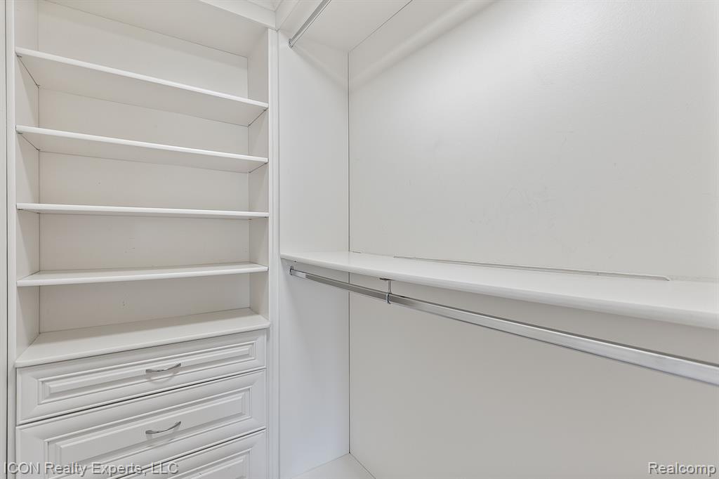 5215 DEER RUN Circle, Orchard Lake Village, MI 48323 — Photo 46