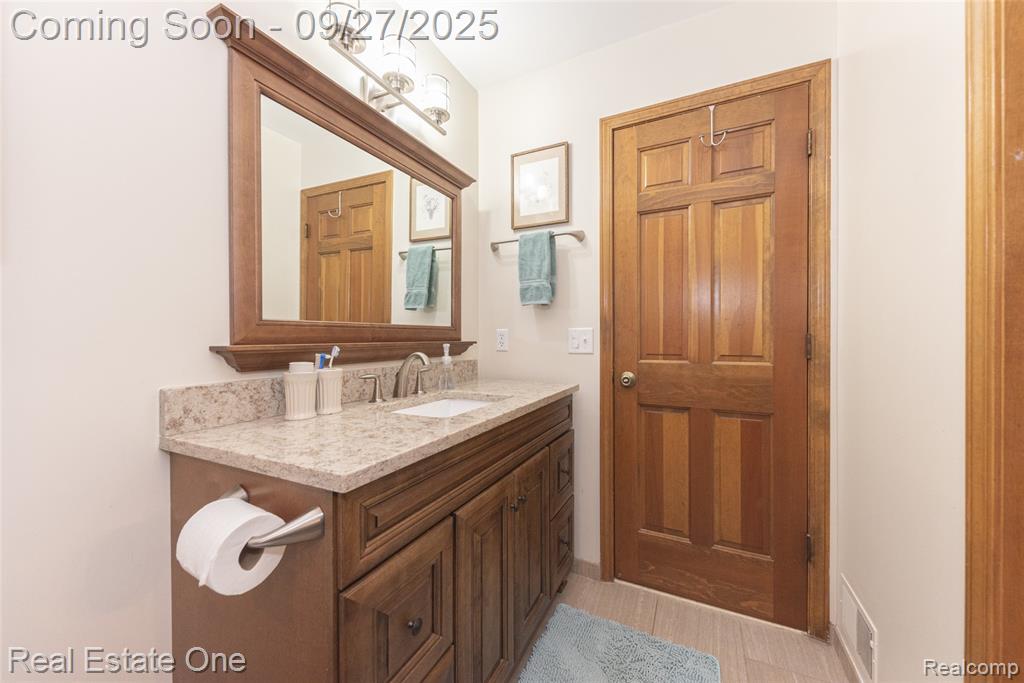 704 Grand Court, South Lyon, MI 48178 — Photo 15