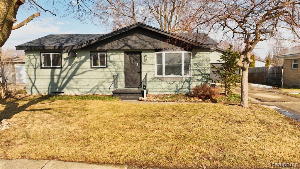 904 Oakview Drive, Saginaw, MI 48604 — front exterior