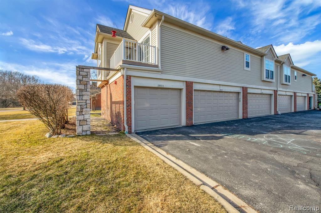 28211 OAKMONTE Circle E, New Hudson, MI 48165 — Photo 17