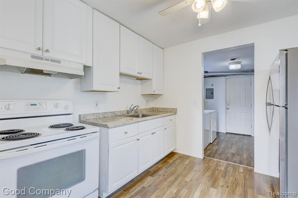 555 E Mahan Avenue, Hazel Park, MI 48030 — Photo 8