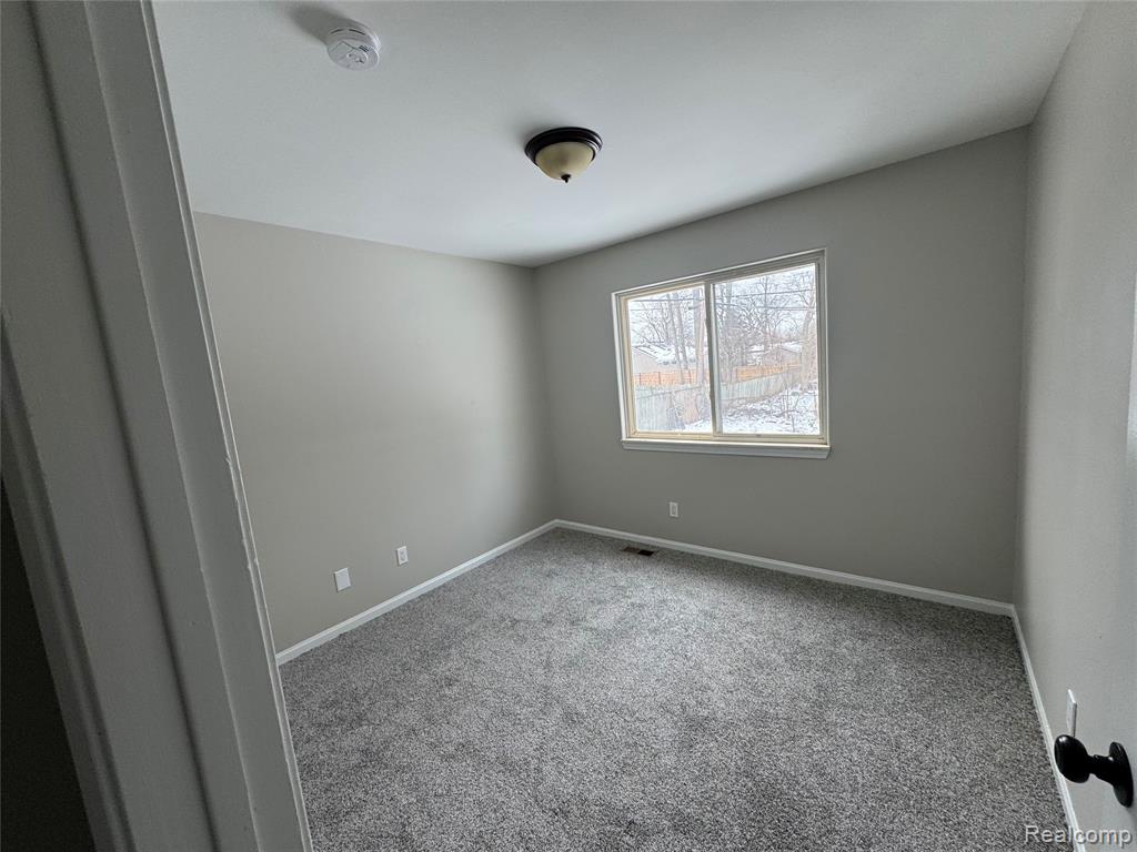 976 Ledyard Street, Waterford, MI 48328 — Photo 14