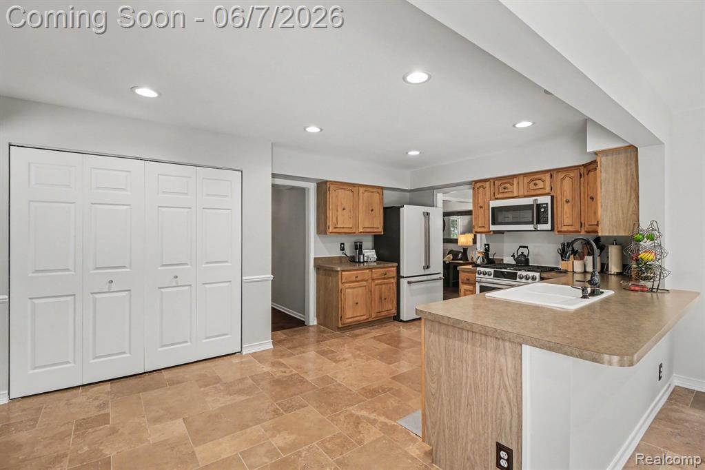 4071 Shore Crest Drive, West Bloomfield, MI 48323 — Photo 12