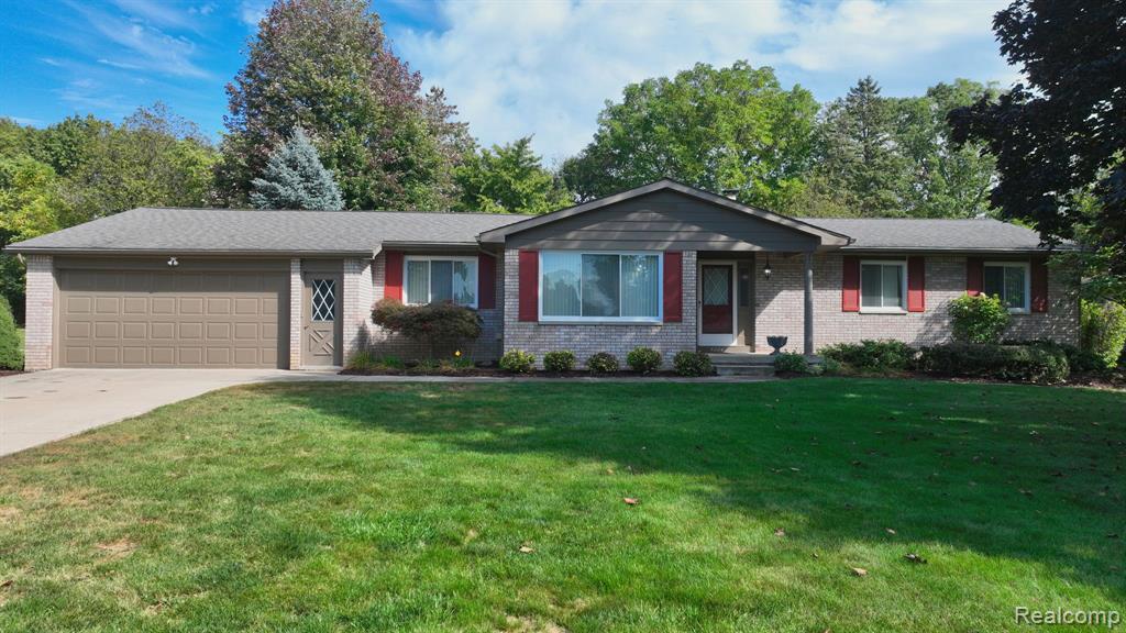 5204 Applewood Drive, Flushing, MI 48433 — Photo 2