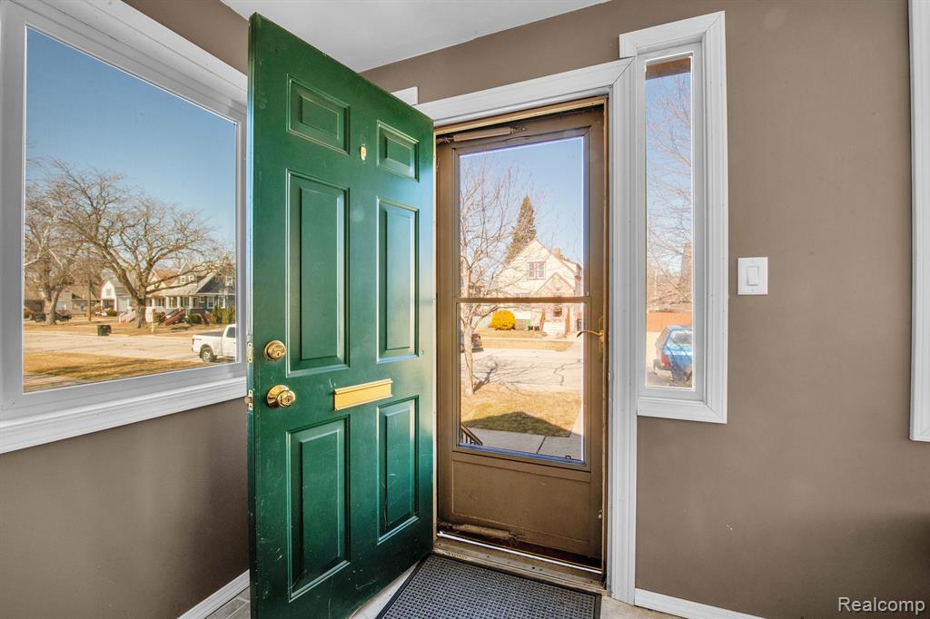 555 CHESTNUT Street, Wyandotte, MI 48192 — Photo 12