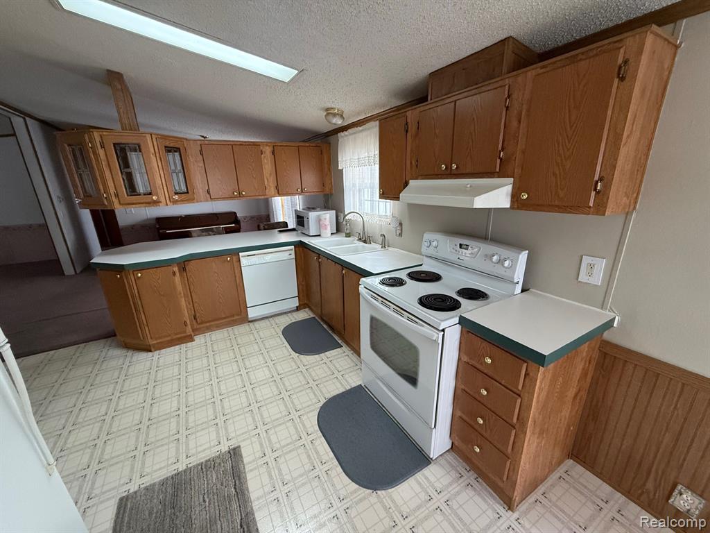 11359 Lake Drive, Fenton, MI 48430 — Photo 2
