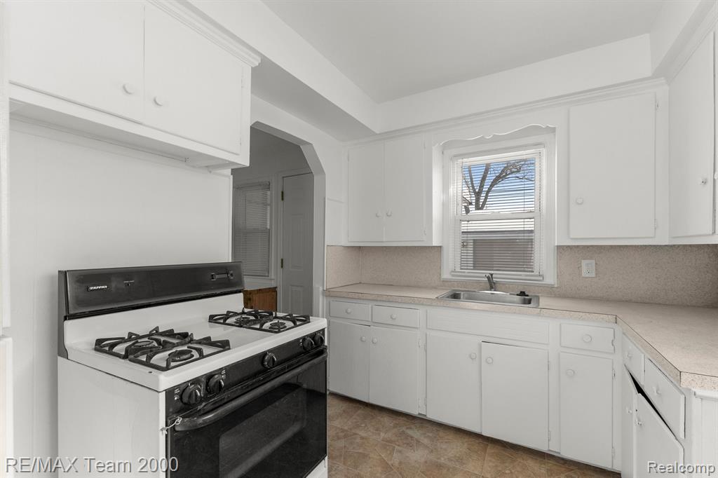 5876 KINMORE Street, Dearborn Heights, MI 48127 — Photo 11