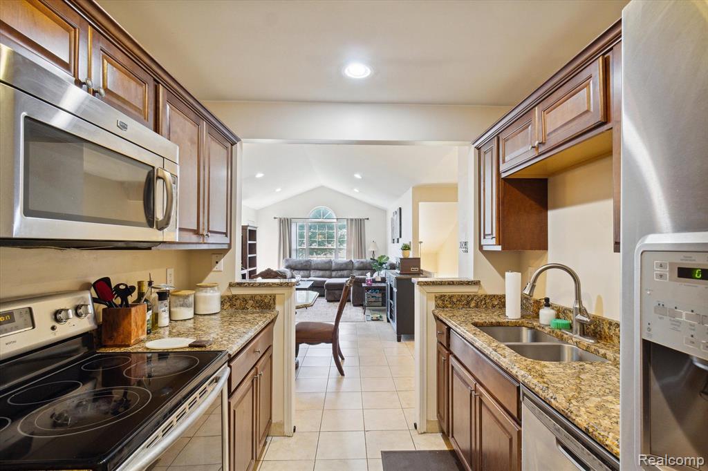 4174 BERKSHIRE Drive, Sterling Heights, MI 48314 — Photo 16