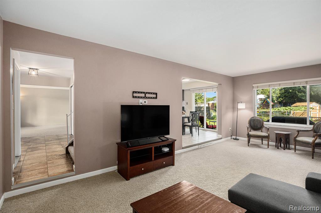 5049 Surrey Drive, Sterling Heights, MI 48310 — Photo 10