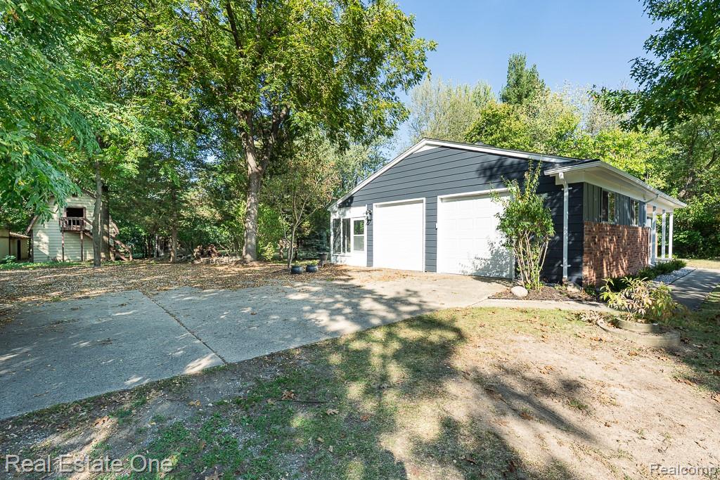 751 Troywood Drive, Troy, MI 48083 — Photo 2