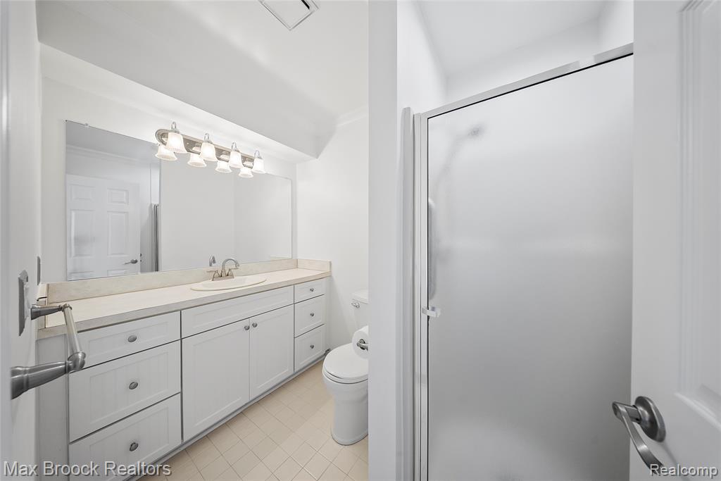 718 Claire Pointe Drive, 17, Saint Clair Shores, MI 48081 — Photo 10