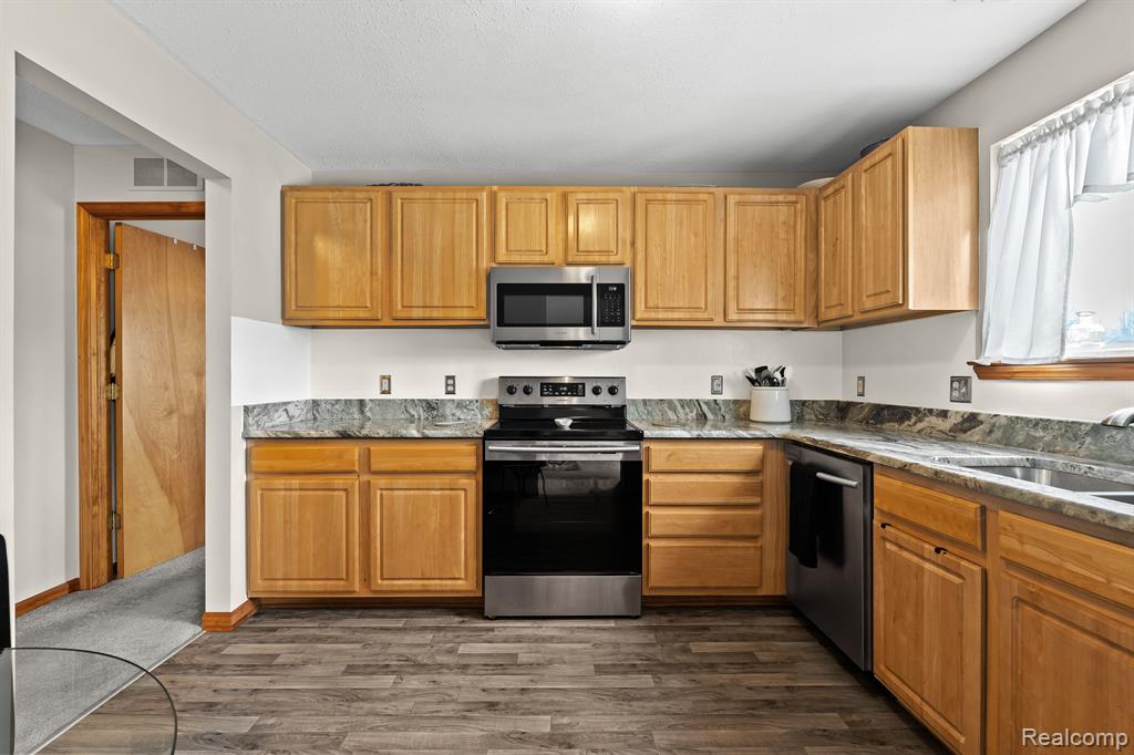 366 MARIGOLD Circle, Westland, MI — Photo 11