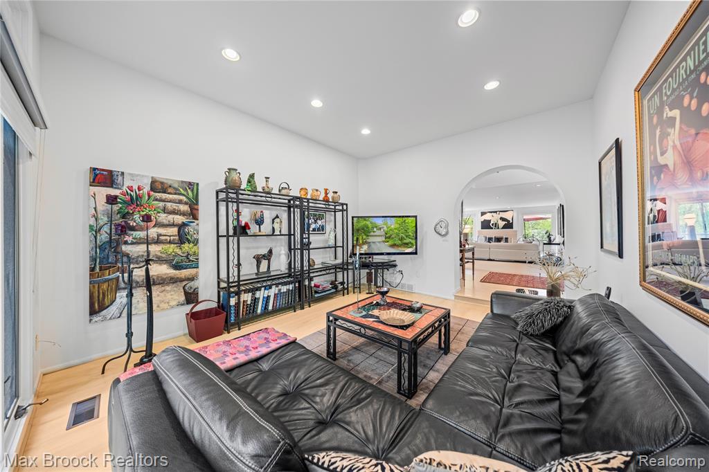 4933 Woodcliff Hill Road N, West Bloomfield, MI 48323 — Photo 35