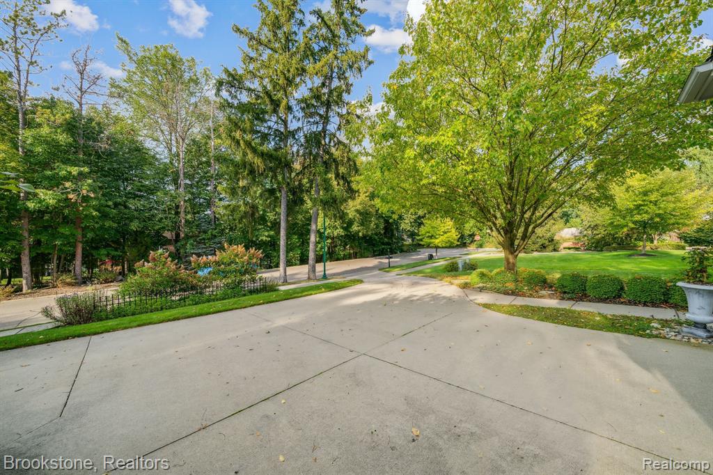 576 BLOOMER RIDGE Drive, Rochester, MI 48307 — Photo 45