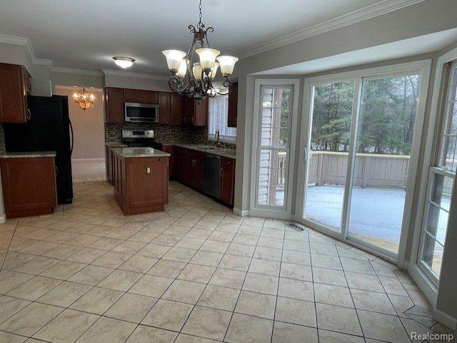 7411 MEADOWCREST, Orchard Lake Village, MI 48324 — Photo 3