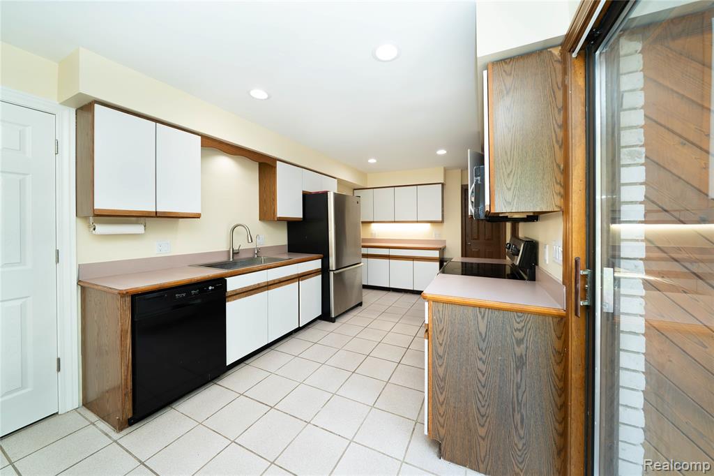 7806 Circle Boulevard, West Bloomfield, MI 48323 — Photo 32