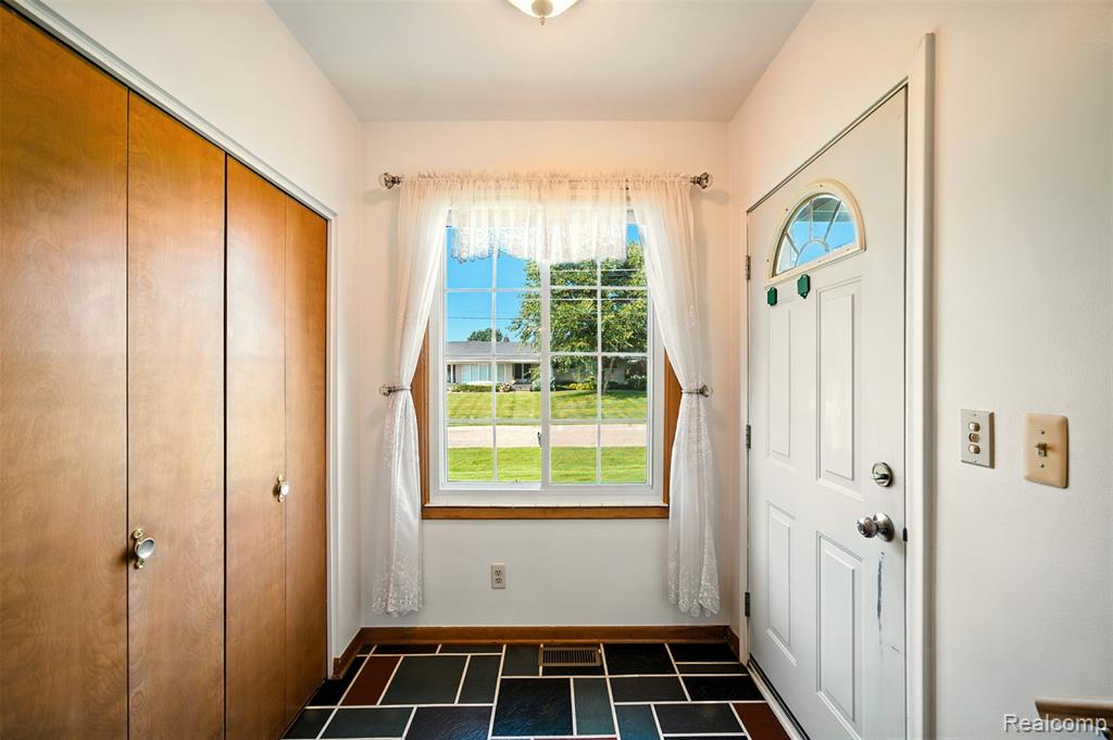 53626 Debra Drive, Shelby Twp, MI 48316 — Photo 7