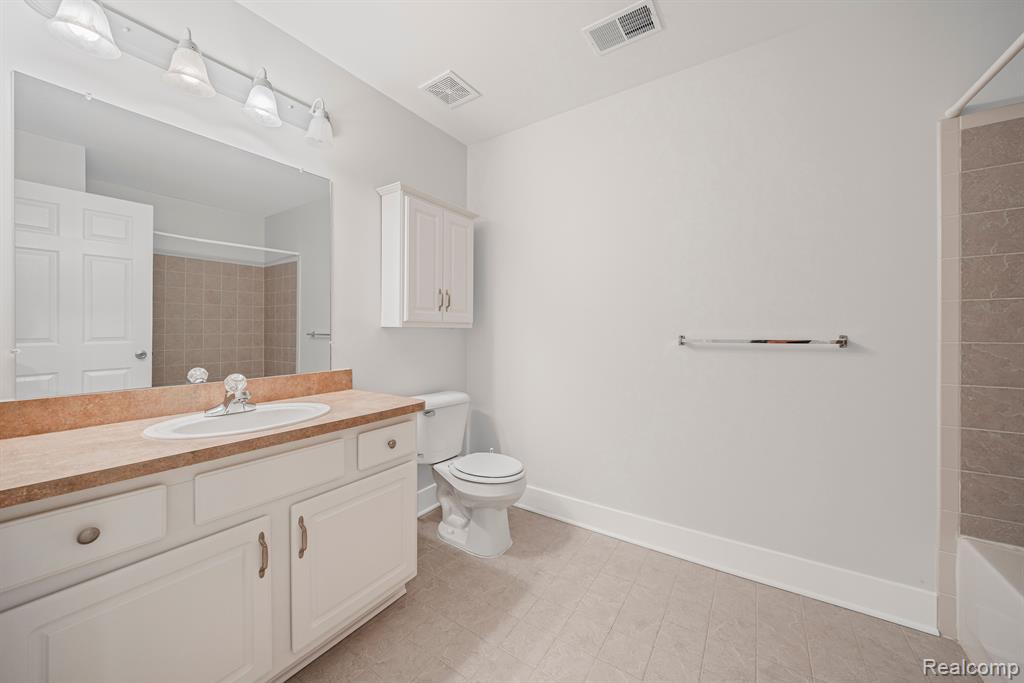 45622 WARWICK Drive, Macomb, MI 48044 — Photo 28