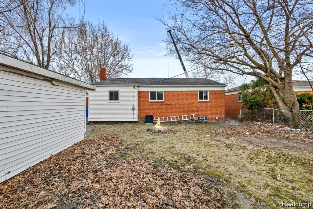 28419 Park Court, Madison Heights, MI 48071 — Photo 32