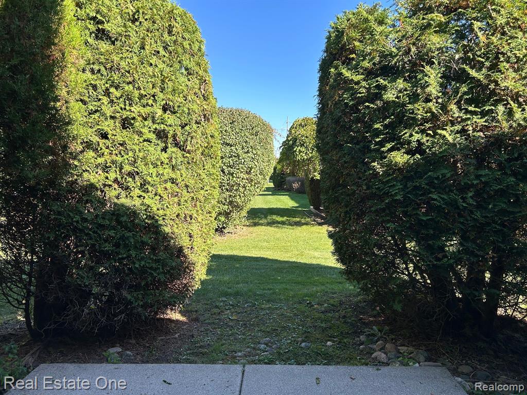 3988 OLD CREEK Road, Troy, MI 48084 — Photo 15