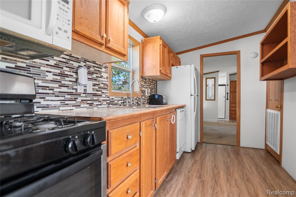 23467 Manor Road North, New Boston, MI 48164 — Photo 8
