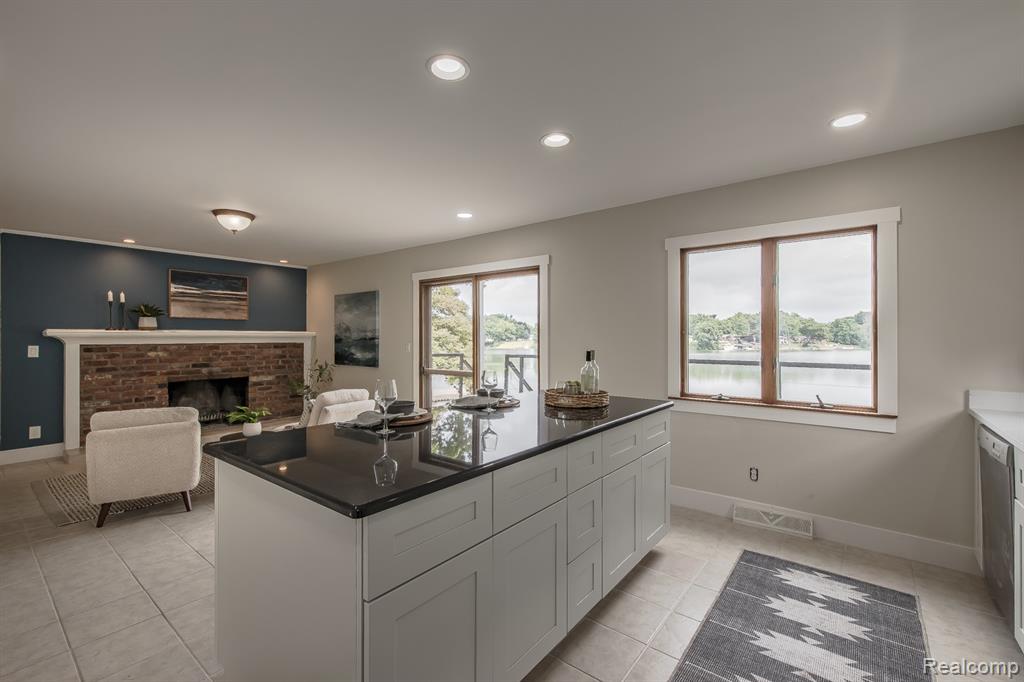 5914 Pleasant Drive, Waterford, MI 48329 — Photo 14