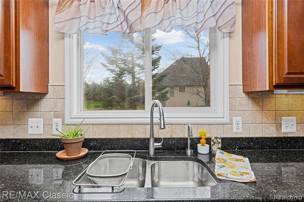 4930 Menominee Lane, Clarkston, MI 48348 — Photo 25