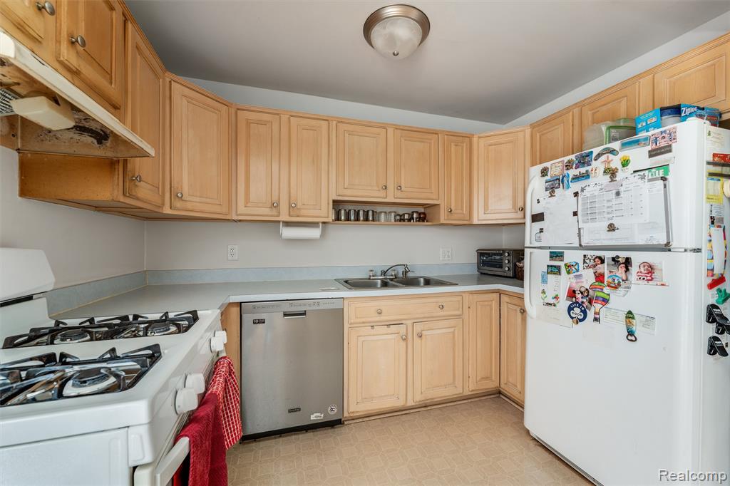 45704 Kensington St, Utica, MI 48317 — Photo 6