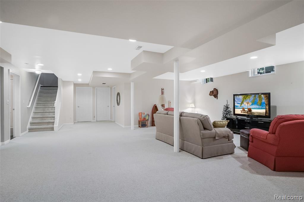 16822 Lochmoor Circle W, Northville, MI 48168 — Photo 32