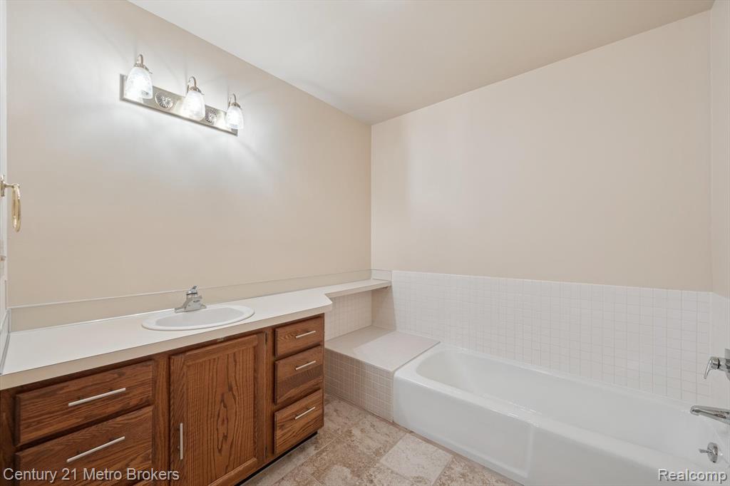 9095 S Saginaw Road, 23, Grand Blanc, MI 48439 — Photo 37