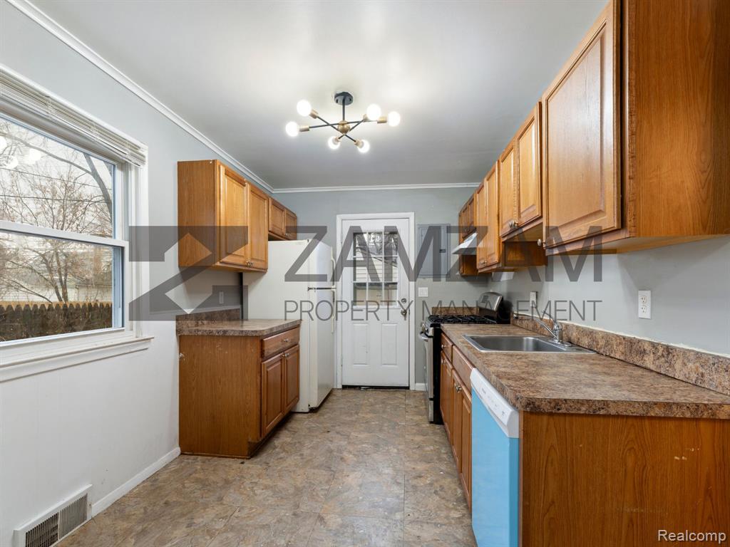 8085 Stephens, Center Line, MI 48015 — Photo 10