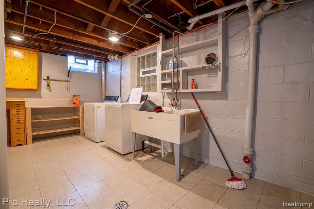 8 CARLTON Lane, Dearborn, MI 48120 — Photo 17